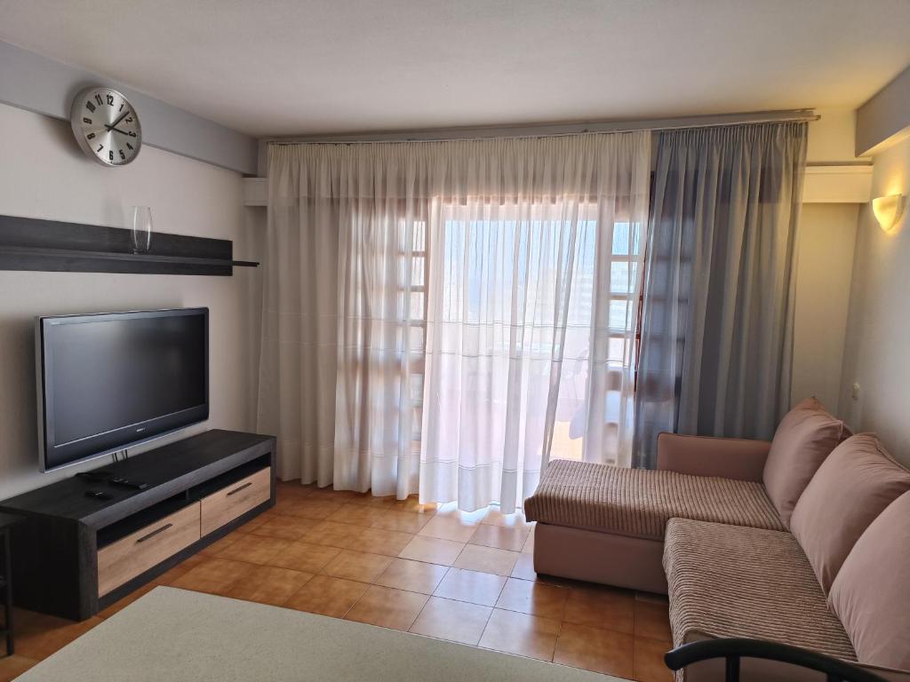 a living room with a couch and a flat screen tv at Parque Royal Apartamento in Playa Fañabe