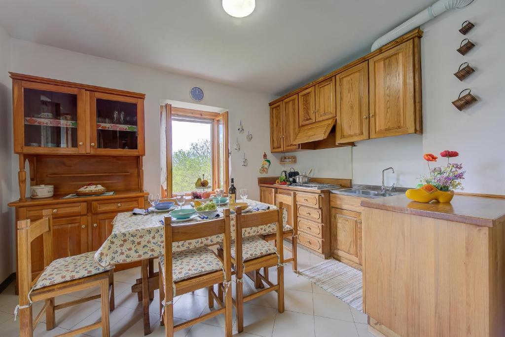 Kuchyňa alebo kuchynka v ubytovaní Lake View Chalet - Happy Rentals