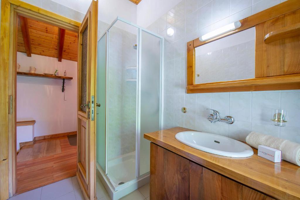 Kúpeľňa v ubytovaní Lake View Chalet - Happy Rentals