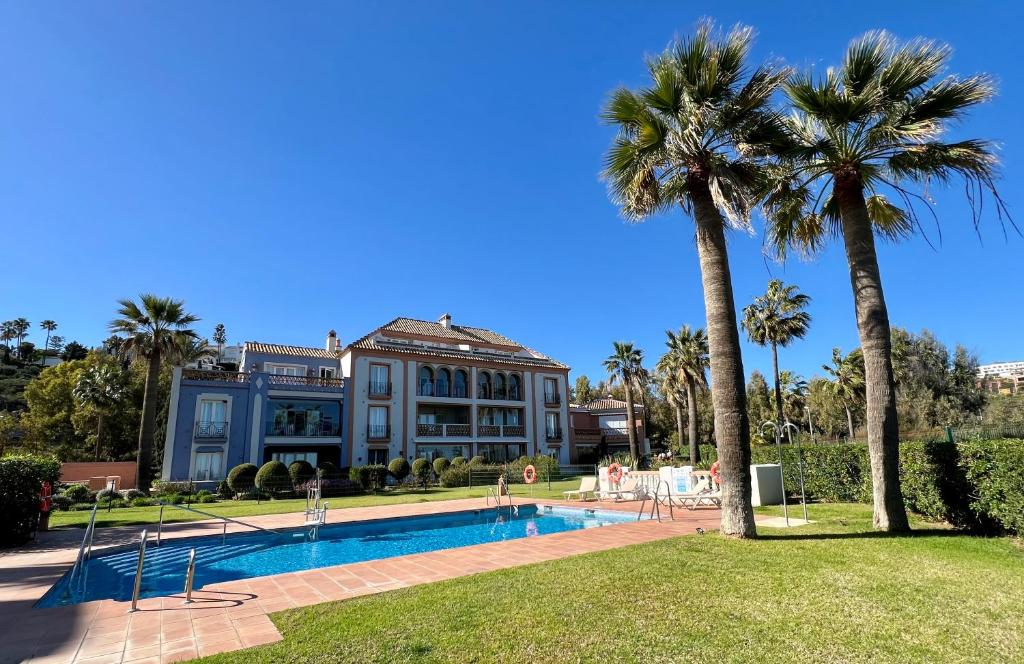 Πισίνα στο ή κοντά στο Luxury apartment in La Perla de la Bahia, Bahia de Casares