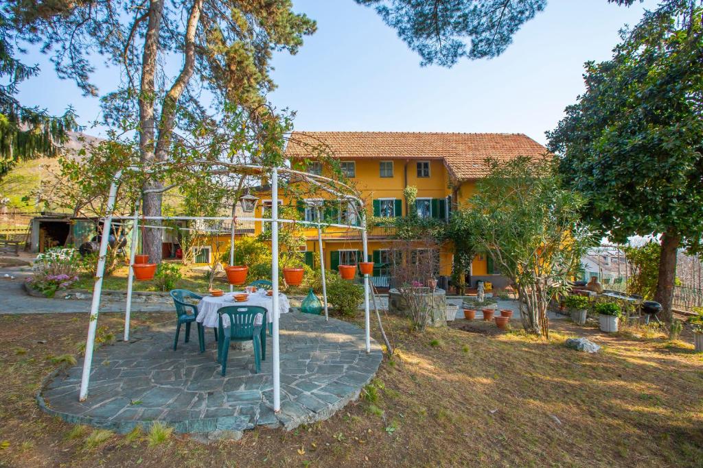 stół i krzesła przed domem w obiekcie Charming Villa I Tre Archi - Happy Rentals w mieście Pisano