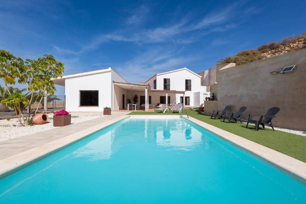 una piscina frente a una casa en Villa Selena en Pájara