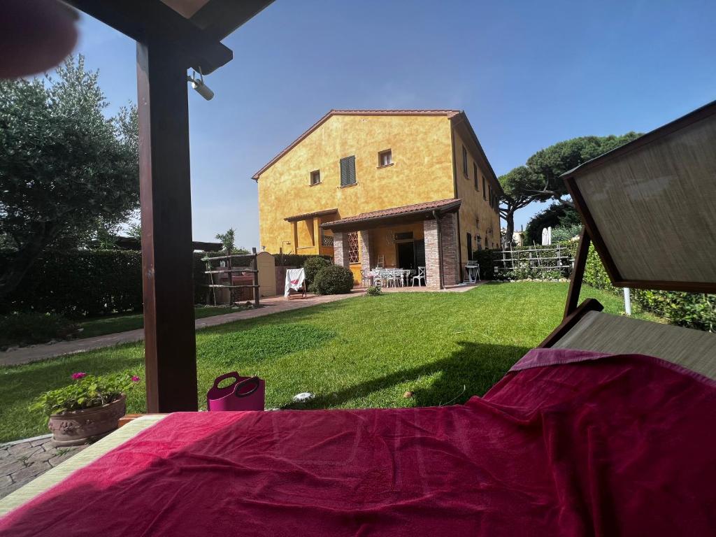 una vista de una casa desde el patio trasero en Alloggio la fattoria, en Cecina