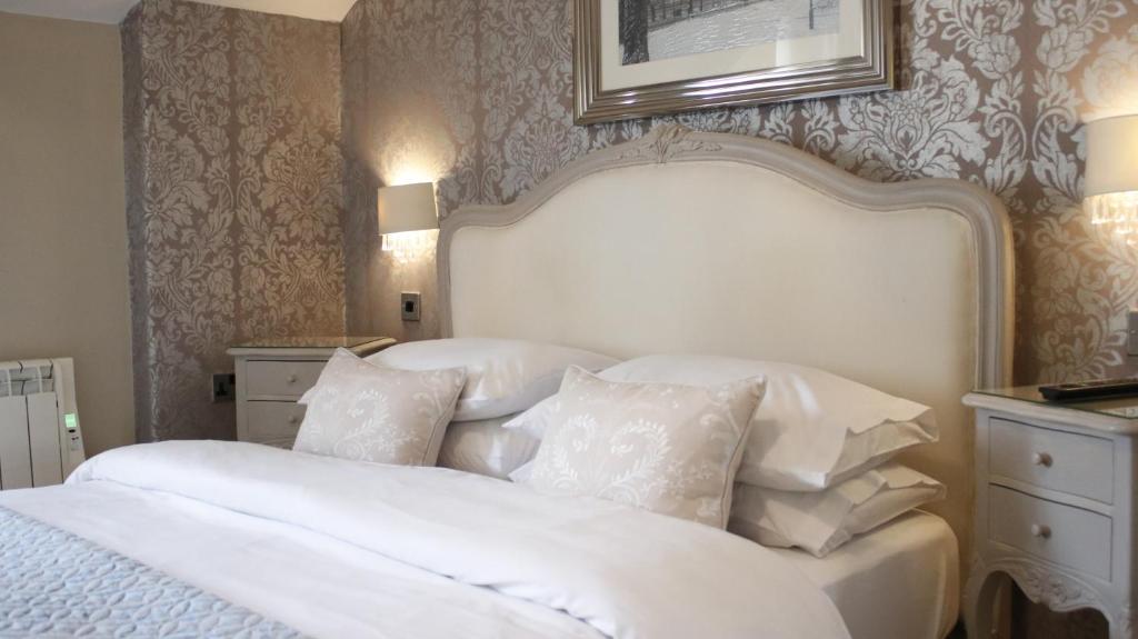 Postel nebo postele na pokoji v ubytování Bowness Bay Suites
