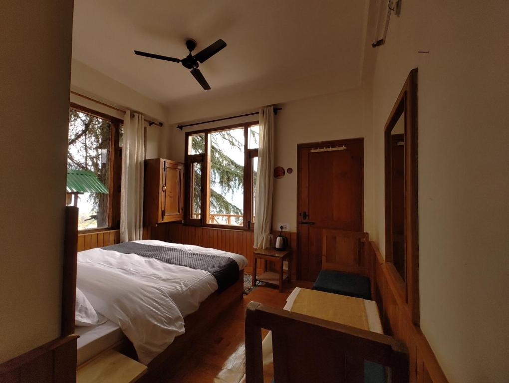 Postel nebo postele na pokoji v ubytování TSUKIMI Homestay, Naggar, Manali
