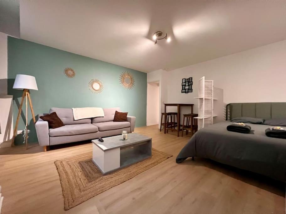 une chambre avec un lit, un canapé et une table dans l'établissement Appartement 4prsn / Au pied de la Citadelle, à Besançon