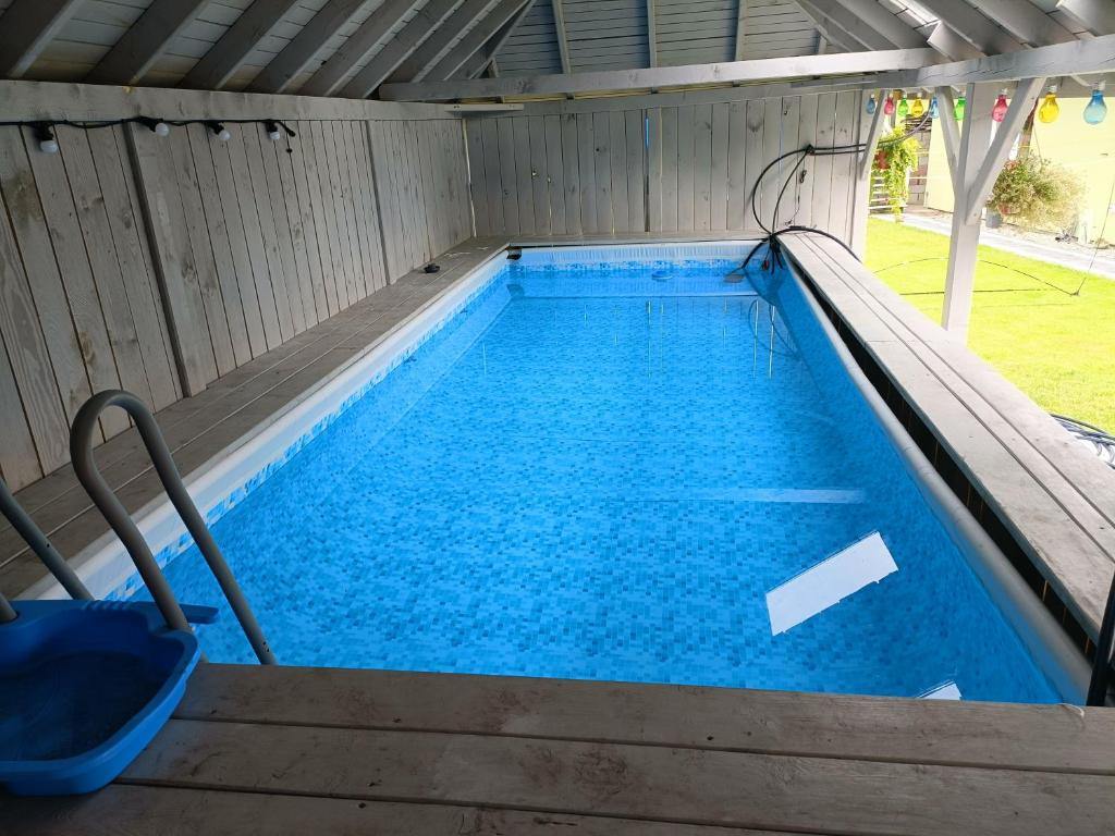 - une piscine dans un bâtiment à vide dans l'établissement Dom Marek, à Wisełka