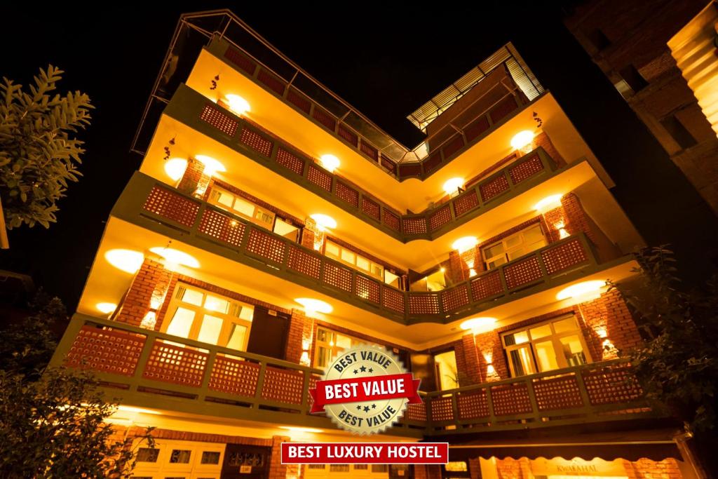 un hotel con una mejor señal de hotel sindical delante de él en Kwabahal Boutique Hostel en Katmandú