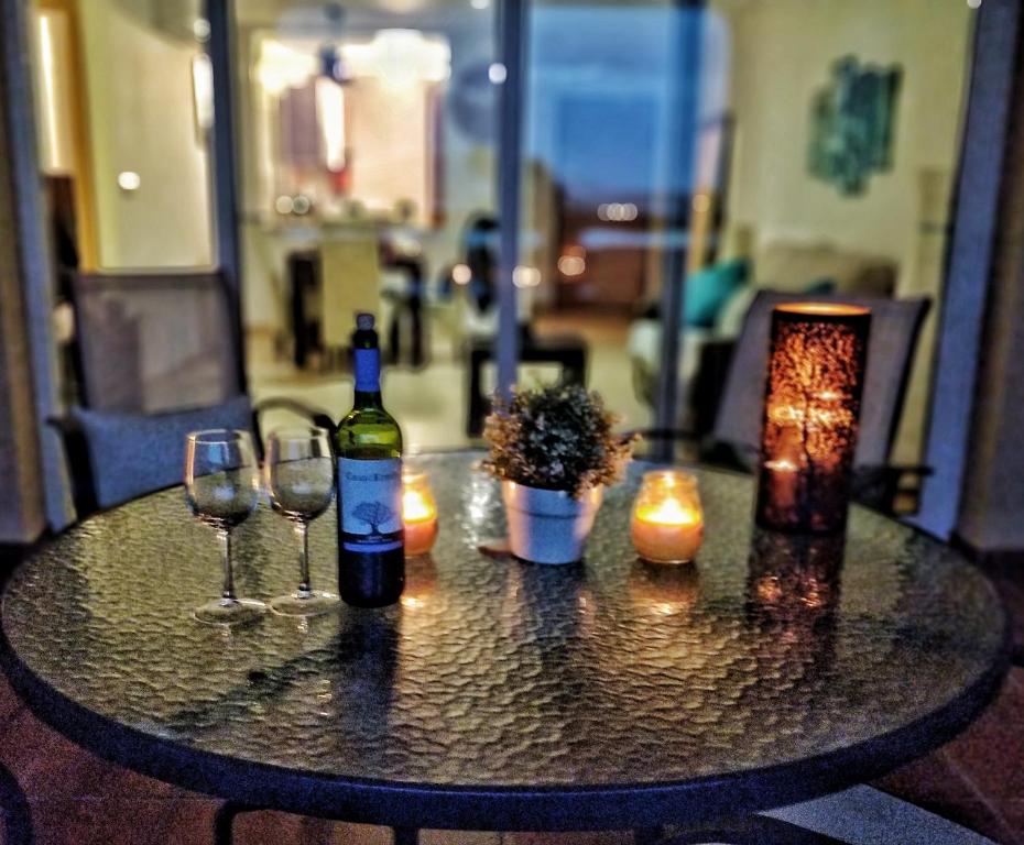 - une table avec 2 verres et une bouteille de vin dans l'établissement Mar Menor Golf 2, à Murcie
