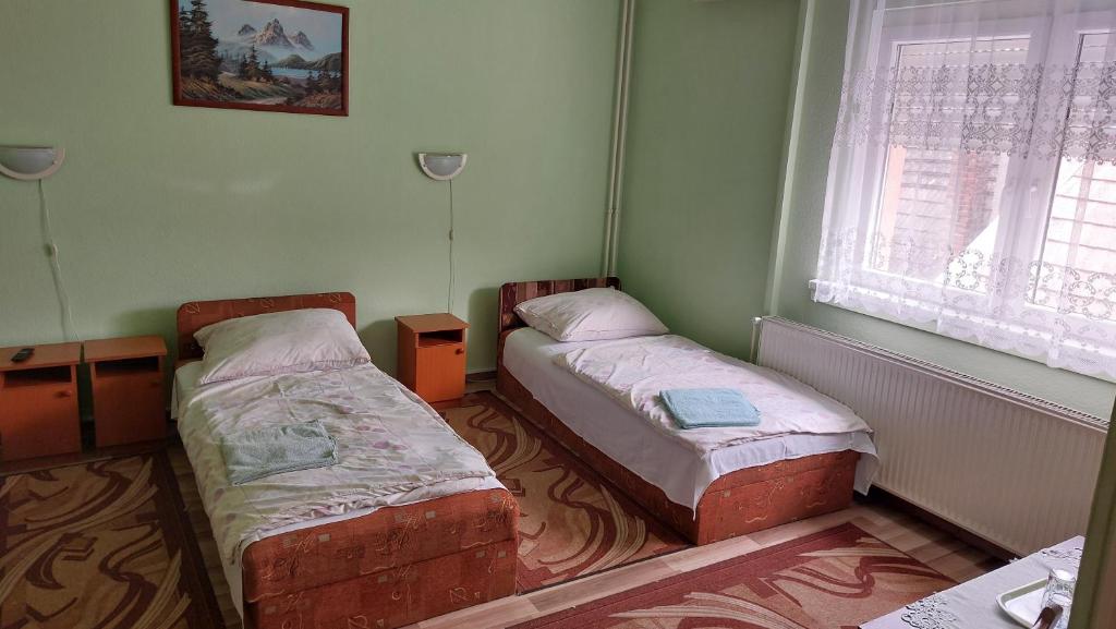 Postel nebo postele na pokoji v ubytování Napsugár Panzió