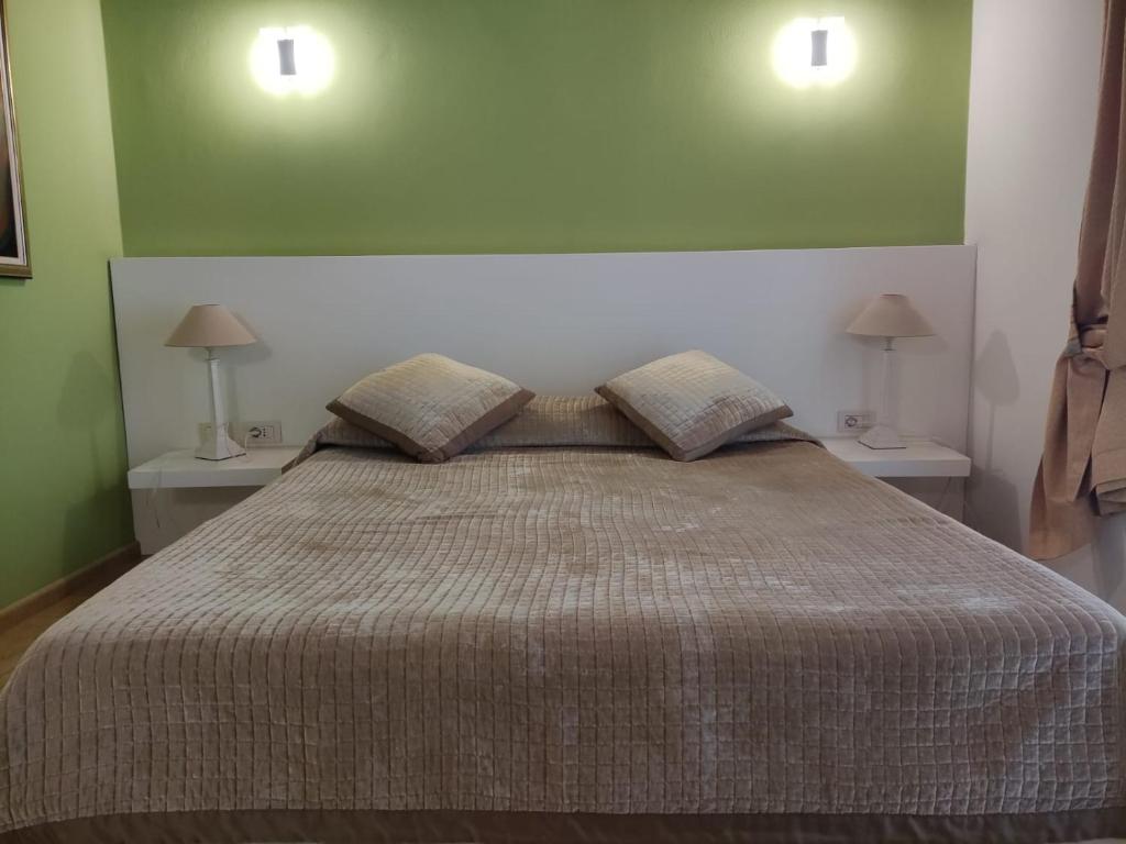 Llit o llits en una habitació de Hotel & Restaurant White City