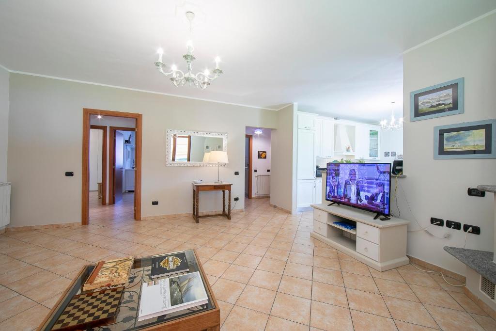 Telewizja i/lub zestaw kina domowego w obiekcie Villa La Dolce Vita - Happy Rentals