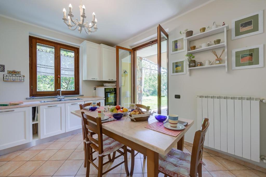 Kuchnia lub aneks kuchenny w obiekcie Villa La Dolce Vita - Happy Rentals