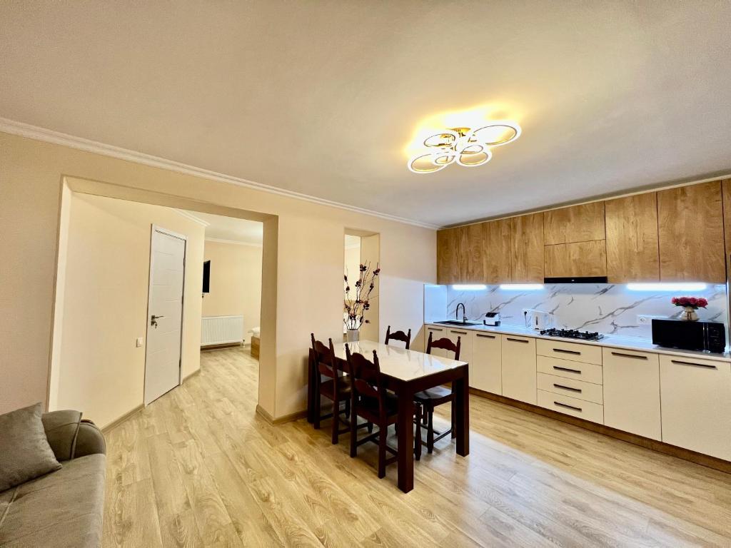 Kuchyň nebo kuchyňský kout v ubytování APARTMENT #27