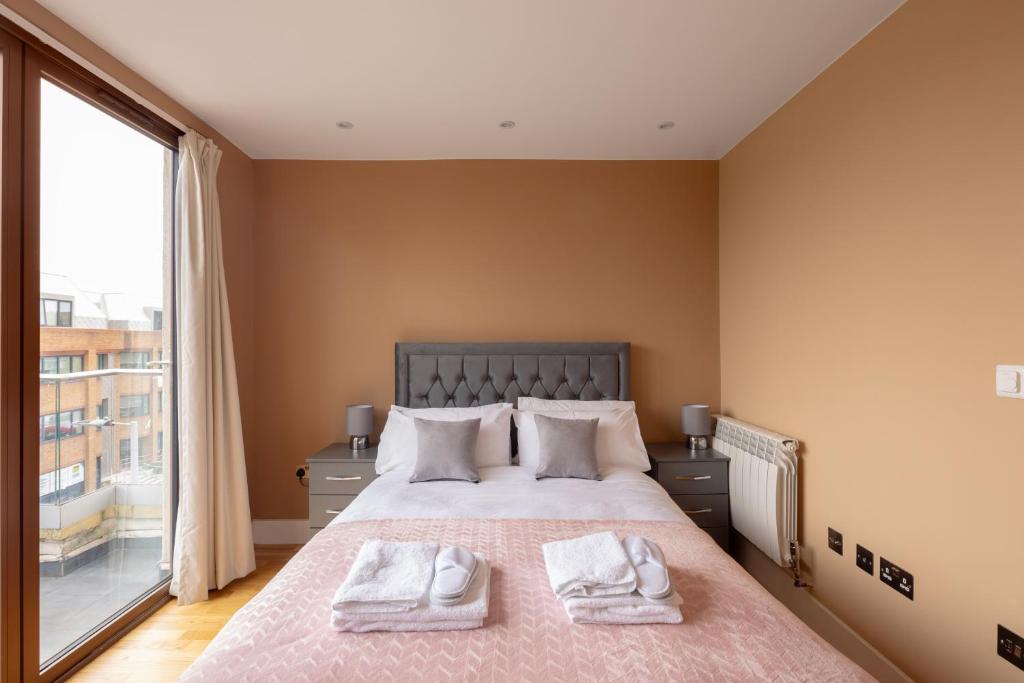 Tempat tidur dalam kamar di Charming One-Bedroom Retreat in Kingston KT2, London