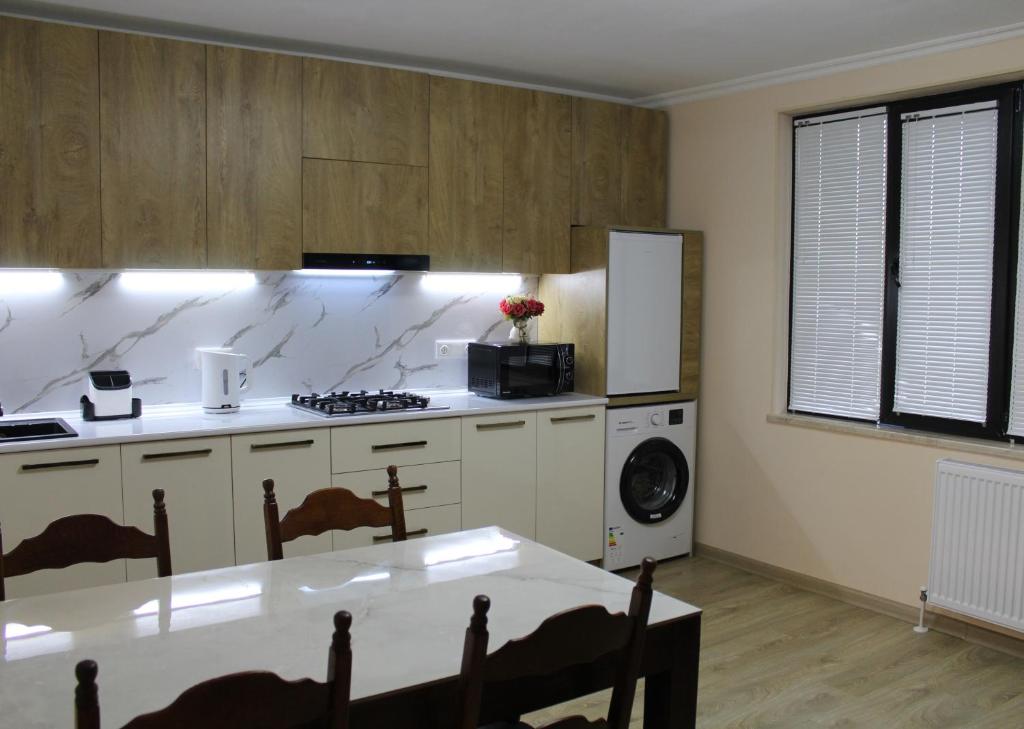 Kuchyň nebo kuchyňský kout v ubytování APARTMENT #27