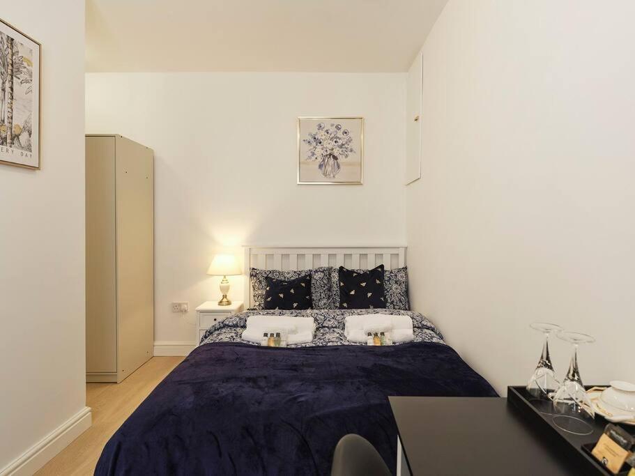 um quarto com uma cama e uma secretária. em Rofennie Suite -Brand new luxury ensuite room! em Maidstone