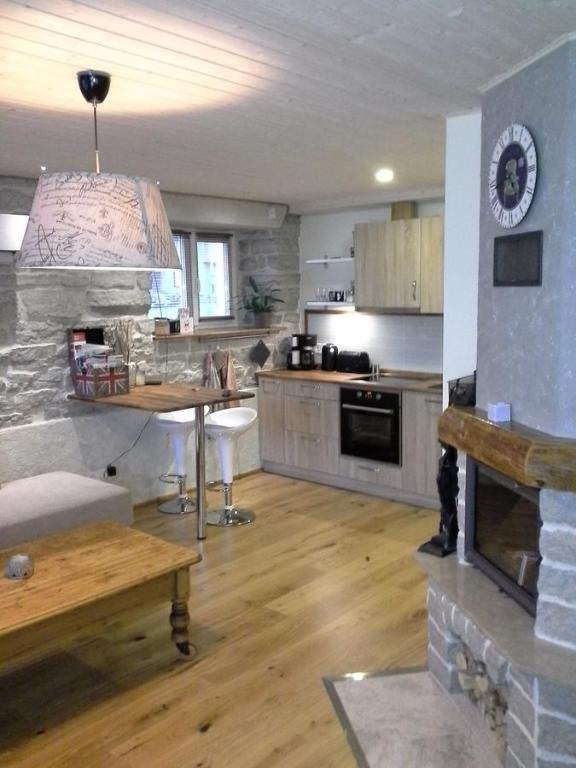 sala de estar con cocina con chimenea en Saue 1 Apartment, en Tallin