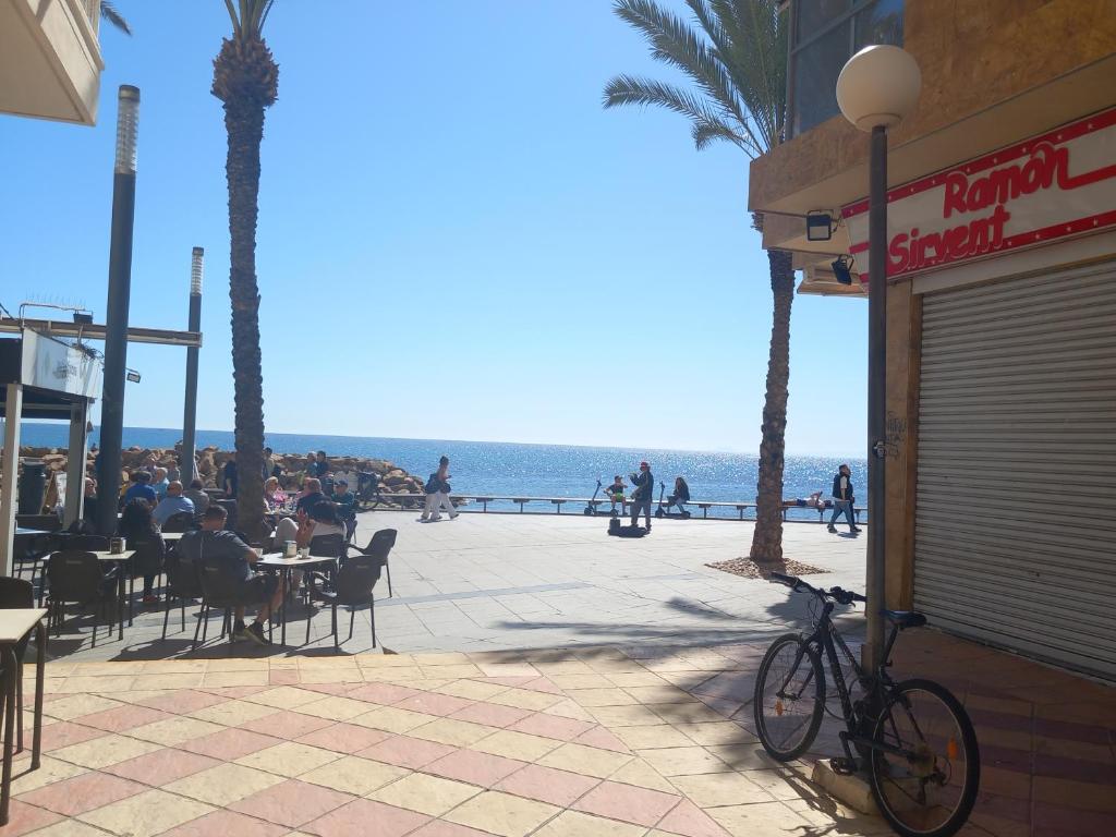 ein Fahrrad, das vor einem Restaurant am Meer geparkt ist in der Unterkunft Olga`s Apartments, 300 Meter zu Playa del Cura in Torrevieja