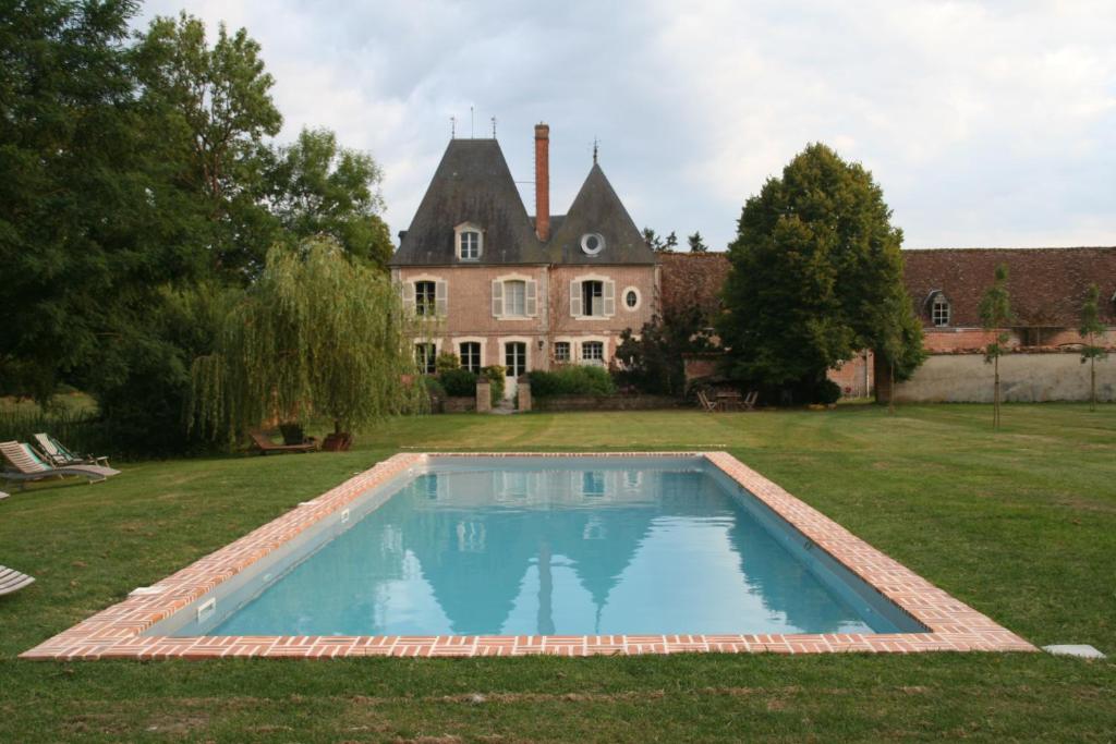 ein Swimmingpool im Hof eines Hauses in der Unterkunft Château Seguier - Loire Valley and vineyards in Brinon-sur-Sauldre