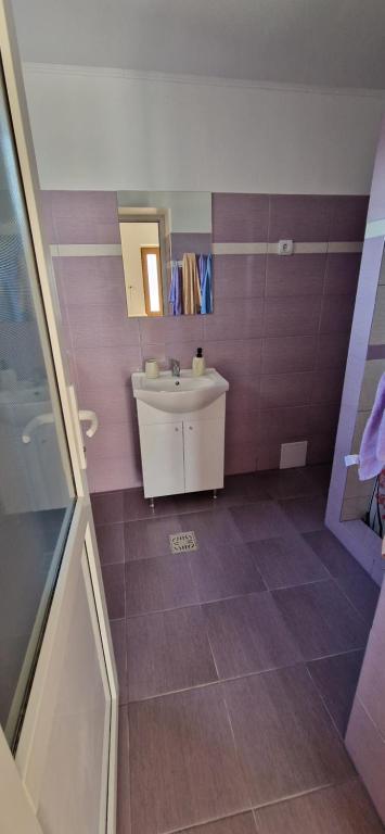 bagno con lavandino e specchio di Casa Caraua a Greci