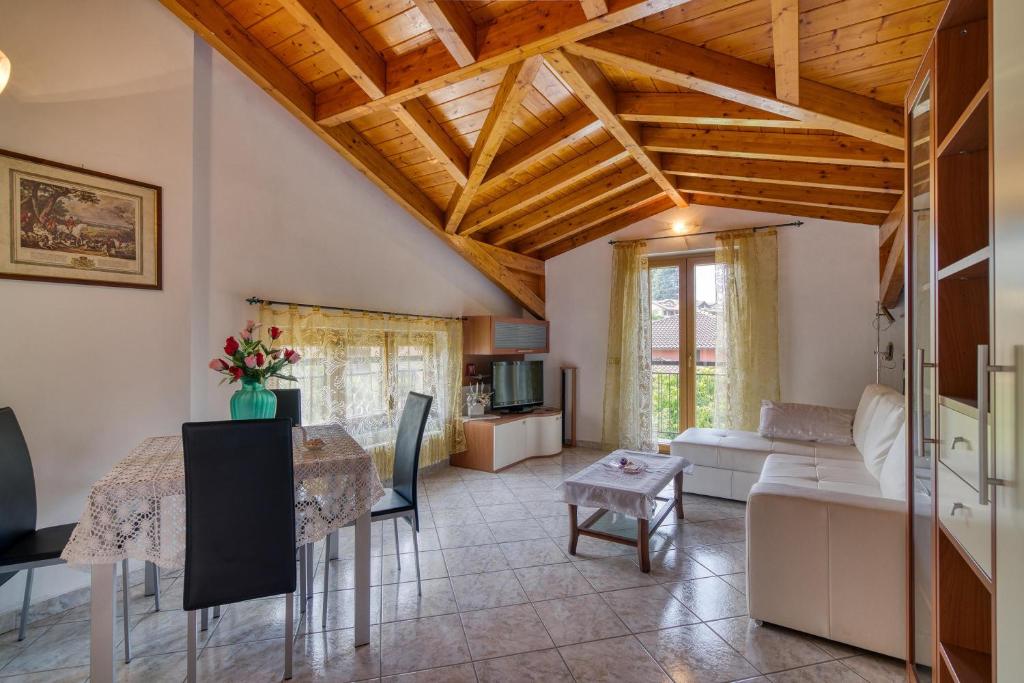 salon ze stołem i kanapą w obiekcie Casa Maddalena Private Beach on request - Happy Rentals w mieście Cadrezzate