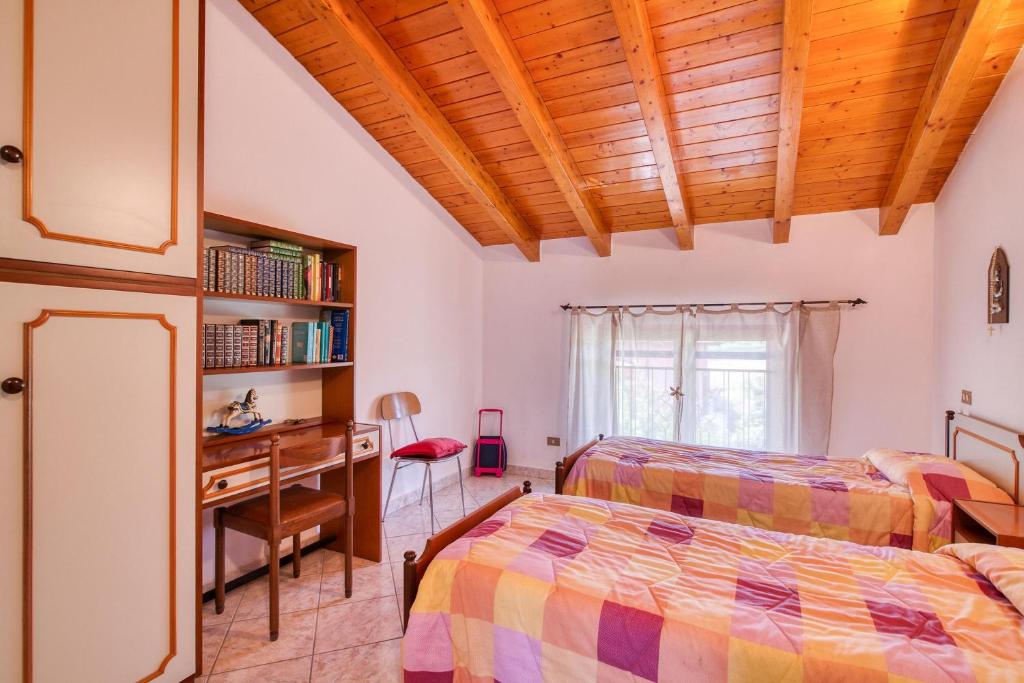 Łóżko lub łóżka w pokoju w obiekcie Casa Maddalena Private Beach on request - Happy Rentals
