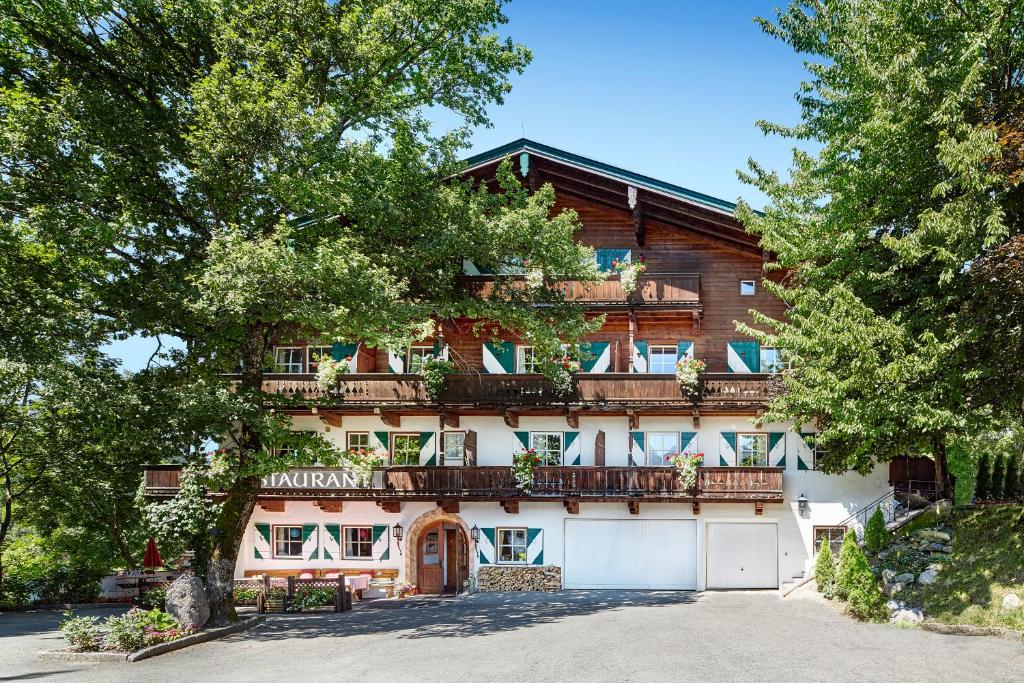 ein Gebäude mit Balkon auf der Seite in der Unterkunft Landsitz Römerhof - Hotel Apartments in Kitzbühel