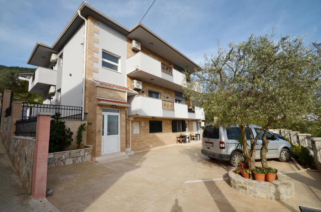 een gebouw met een auto ervoor geparkeerd bij Stars Apartments in Tivat