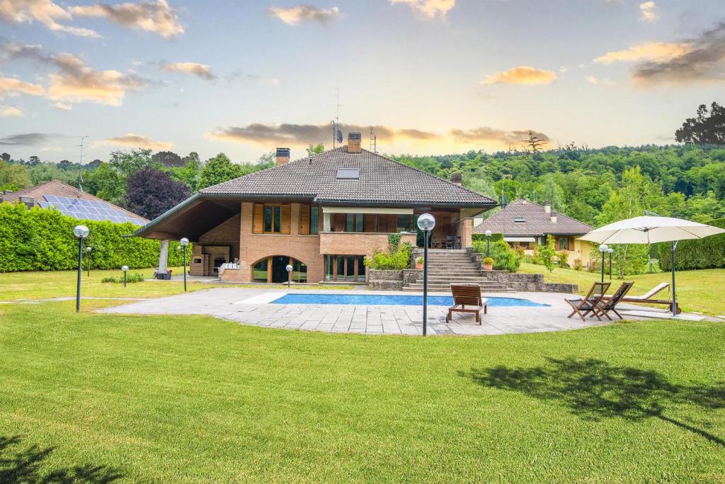 a house with a swimming pool in a yard at Villa Bella Elena Private Swimming Pool in Vergiate