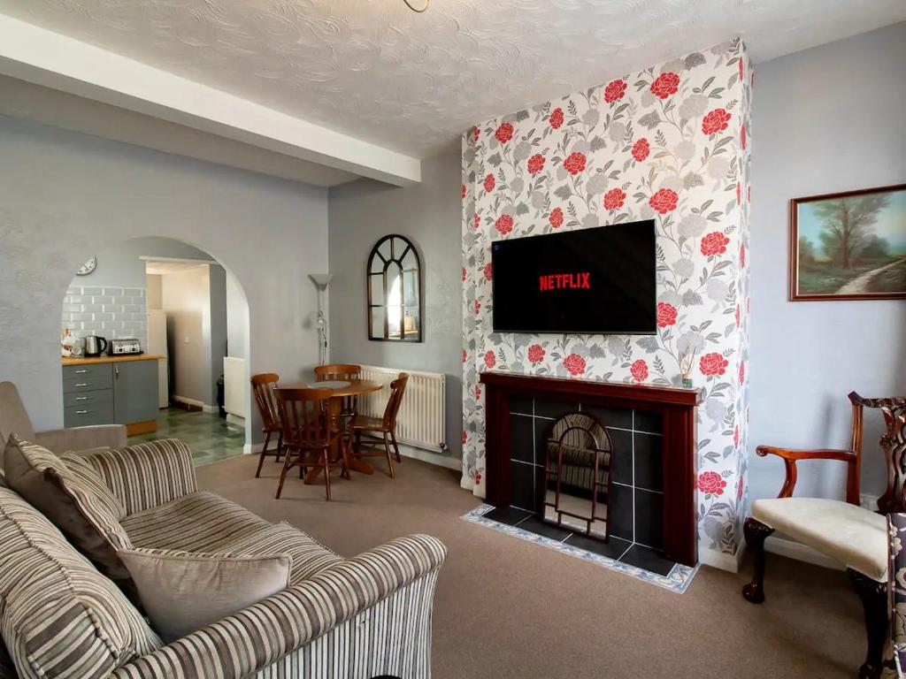 uma sala de estar com lareira e televisão em Pass the Keys Comfortable townhouse a few miles from Durham City em Ferryhill
