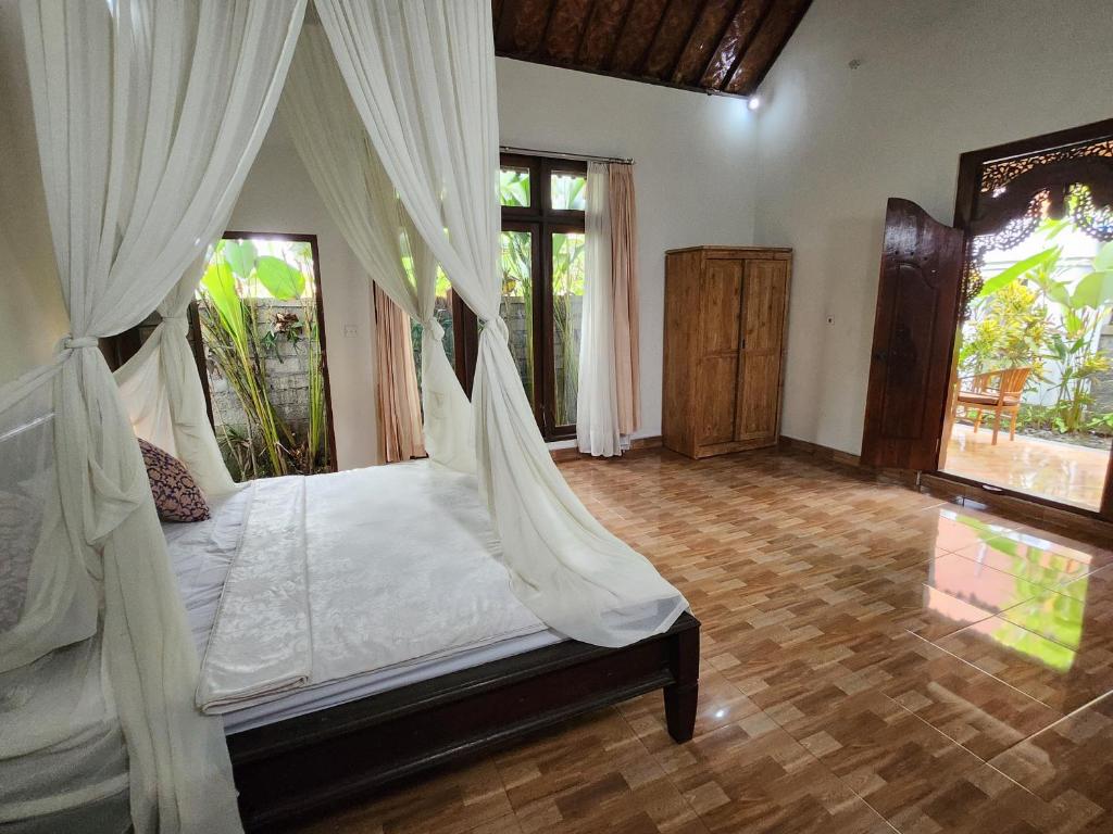 um quarto com uma cama e uma rede mosquiteira em Enchanting Two Bedroom Villa With Private Pool em Ubud