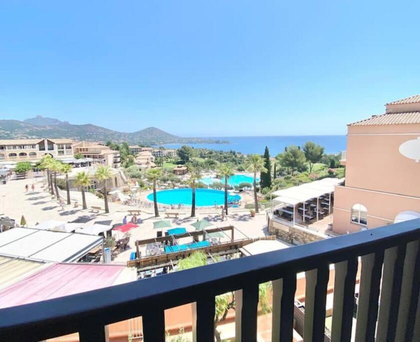 Elle comprend un balcon offrant une vue sur le complexe et l'océan. dans l'établissement Appart Climatisé 4 prsn / Vue Piscine & Vue Mer Cap Esterel, à Saint-Raphaël