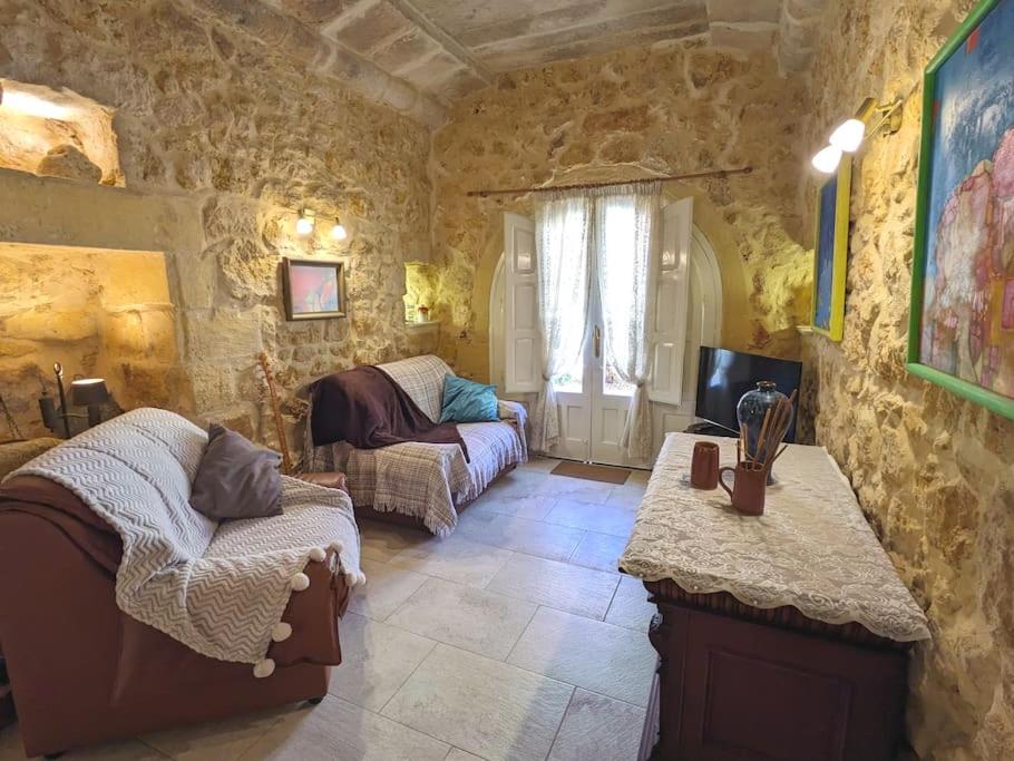 Μια τηλεόραση ή/και κέντρο ψυχαγωγίας στο PERLA 21