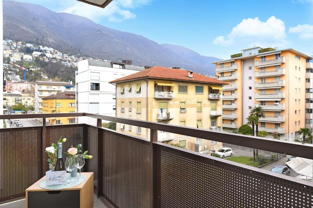 balkon z widokiem na miasto w obiekcie Imbarcadero Apartment - Happy Rentals w mieście Locarno