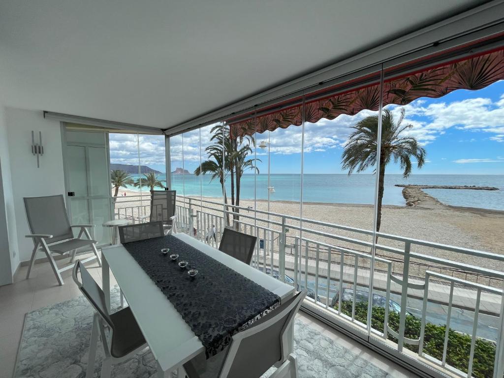 ein Esszimmer mit Blick auf den Strand in der Unterkunft Altea Beach Apartment in Altea