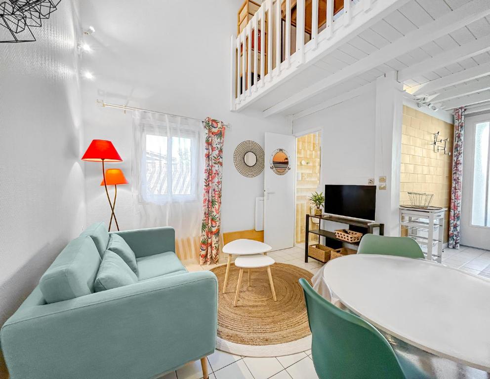 un salon avec un canapé et une table dans l'établissement Porte du Vignoble Séjour à Libourne, à Libourne