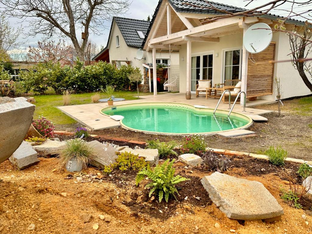 a backyard with a small swimming pool in a yard at Mabé in Lauta