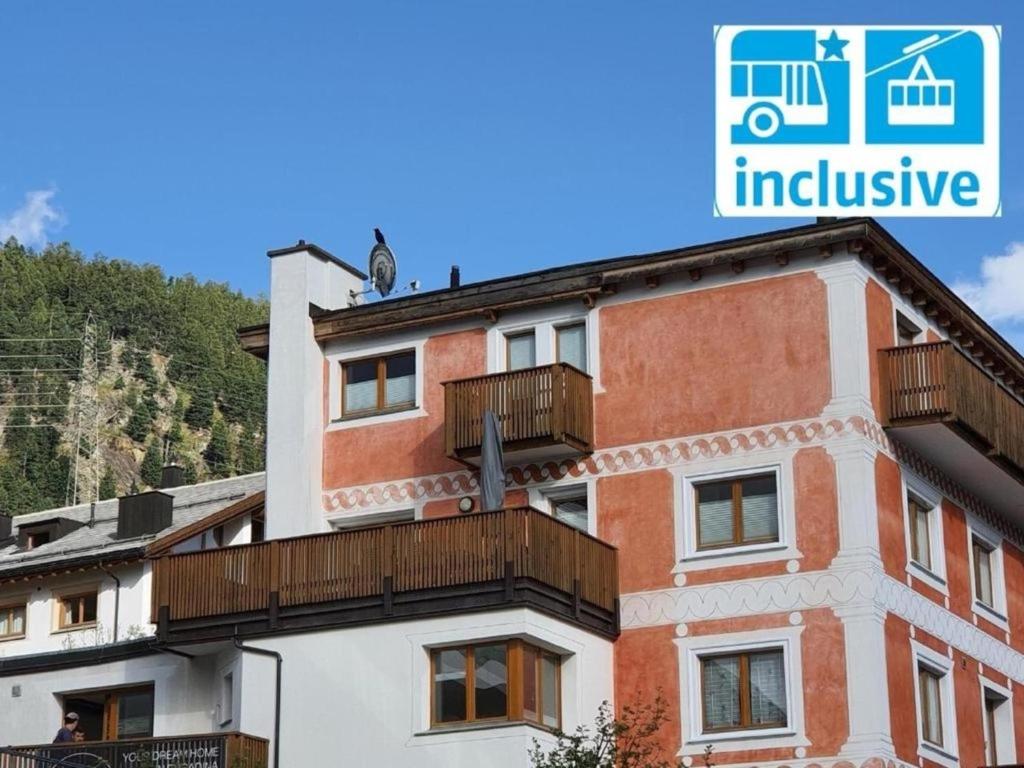 un edificio con balconi e un cartello che dice incluso di Chesa Vista Mezdi 6 Bergbahnen Sommer und ÖV inklusive a Pontresina