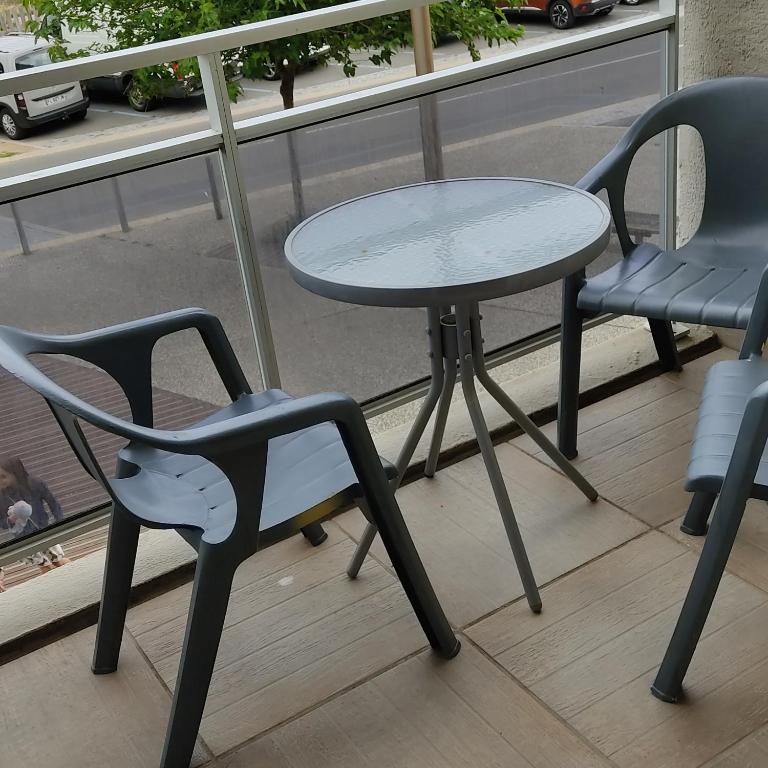 d'une table, de deux chaises, d'une table, d'une table et de chaises dans l'établissement Appart Sion face mer, à Sion-sur-lʼOcéan