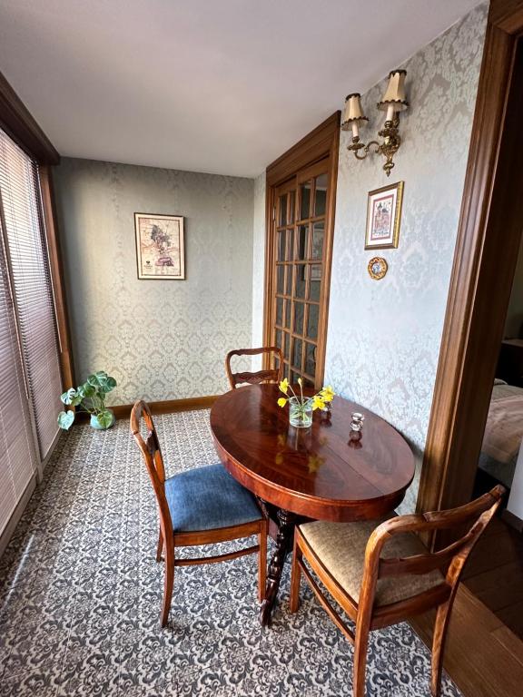 - une salle à manger avec une table et des chaises en bois dans l'établissement Apartament Luca, à Cracovie