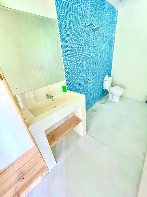 Koupelna v ubytování TANAWU AIRPORT HOTEL LOMBOK