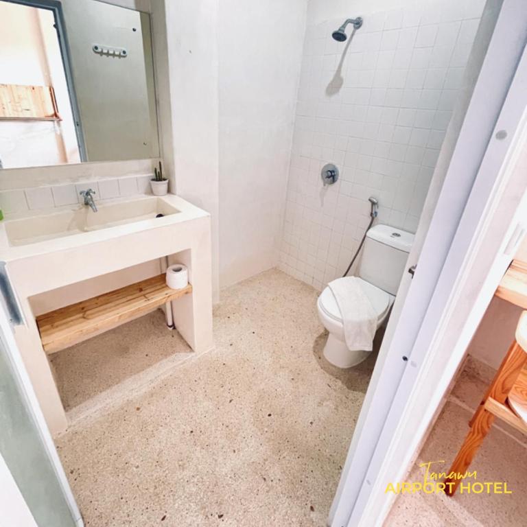 Koupelna v ubytování TANAWU AIRPORT HOTEL LOMBOK