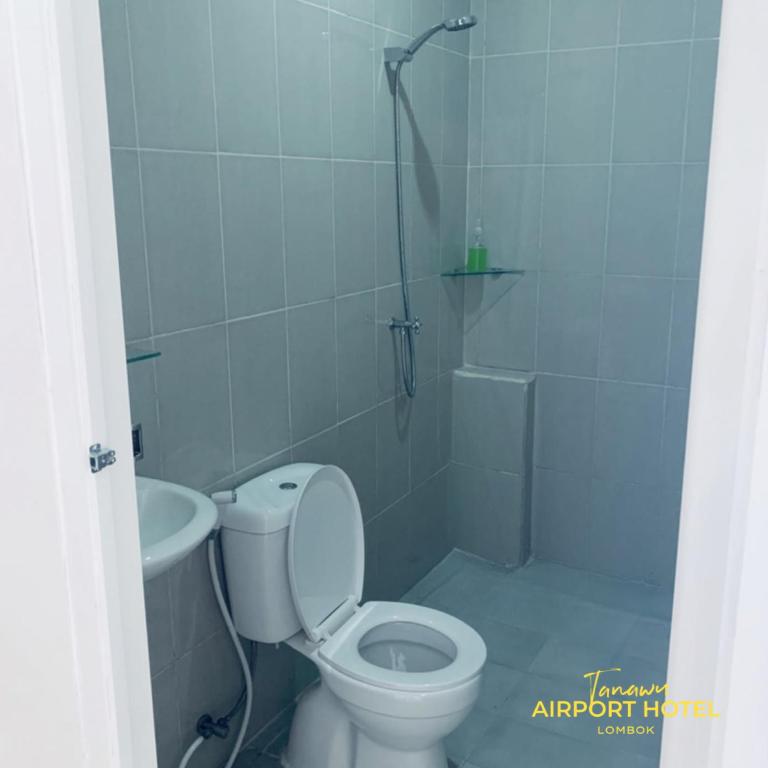 Koupelna v ubytování TANAWU AIRPORT HOTEL LOMBOK