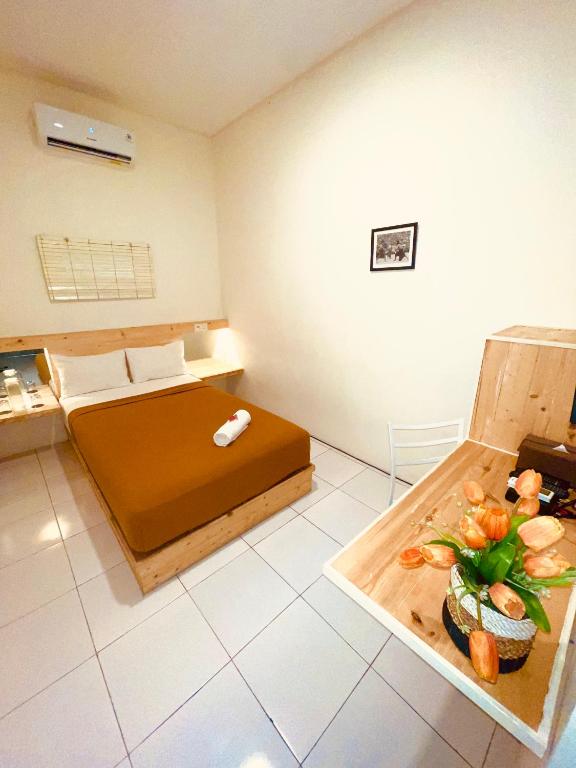 Postel nebo postele na pokoji v ubytování TANAWU AIRPORT HOTEL LOMBOK