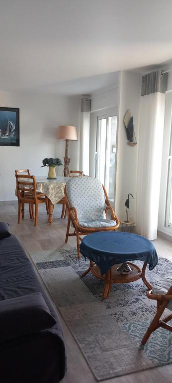 uma sala de estar com um sofá e uma mesa em Les Trinitaires em Sarzeau