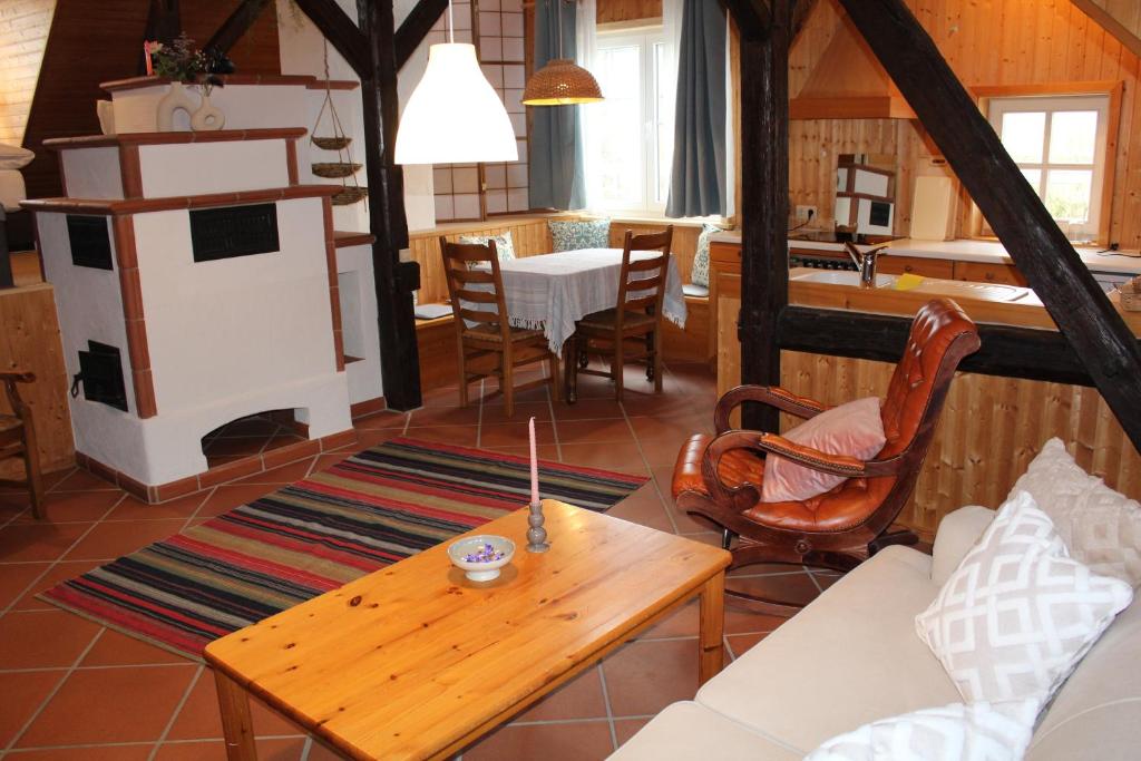 uma sala de estar com uma mesa e uma cozinha em Loft 18 em Schlitz