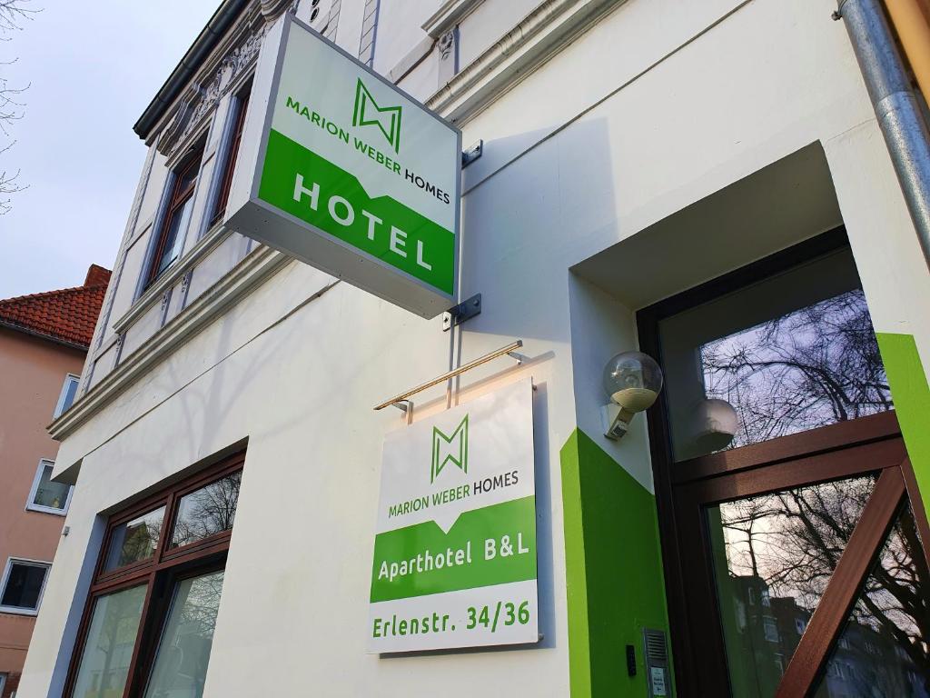 un panneau d'hôtel sur le côté d'un bâtiment dans l'établissement Aparthotel B & L, à Brême