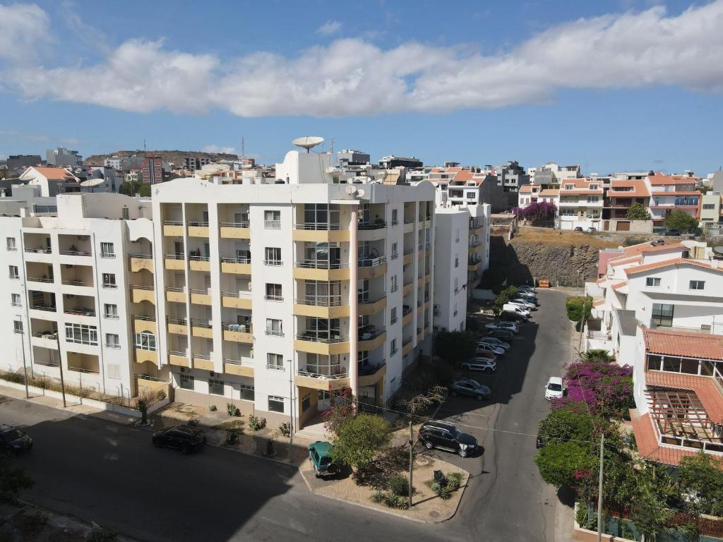 een luchtzicht op een stad met gebouwen bij Kaps Home Miramar D in Praia
