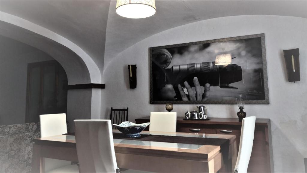 uma sala de jantar com uma mesa e uma imagem na parede em Casa térrea no centro da Cidade, antiga adega! em Borba